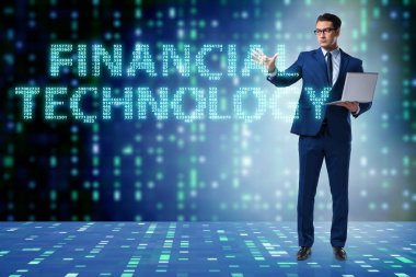 Fintech konseptinde düğmelere basan iş adamı