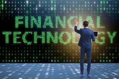 Fintech konseptinde düğmelere basan iş adamı
