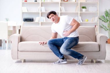 Midesi bulanan ve kusan bir adam.