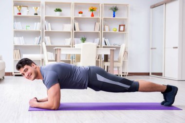 Genç adam spor ve sağlıklı yaşam tarzı dolandırıcılığı yapıyor.