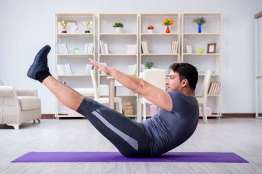 Genç adam spor ve sağlıklı yaşam tarzı dolandırıcılığı yapıyor.