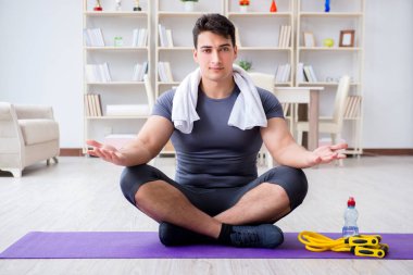 Genç adam spor ve sağlıklı yaşam tarzı dolandırıcılığı yapıyor.