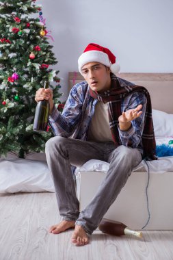 Adam noel partisinden sonra akşamdan kalma.