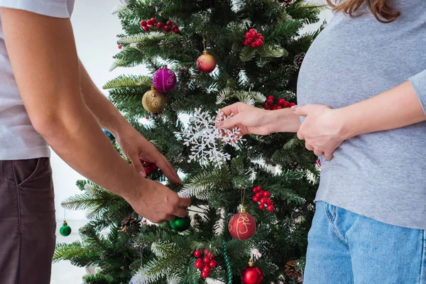 Junge Familie erwartet Baby und feiert Weihnachten — Stockfoto