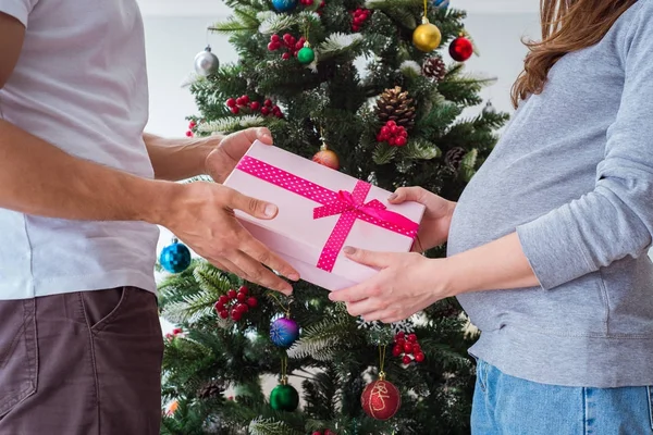 Jeune famille attend bébé célébrant Noël — Photo