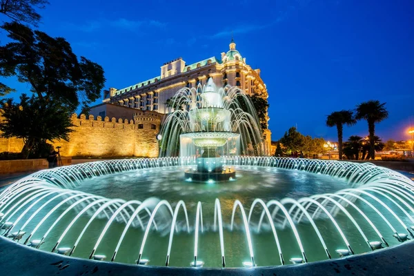 Belle fontaine à Bakou Azerbaïdjan — Photo