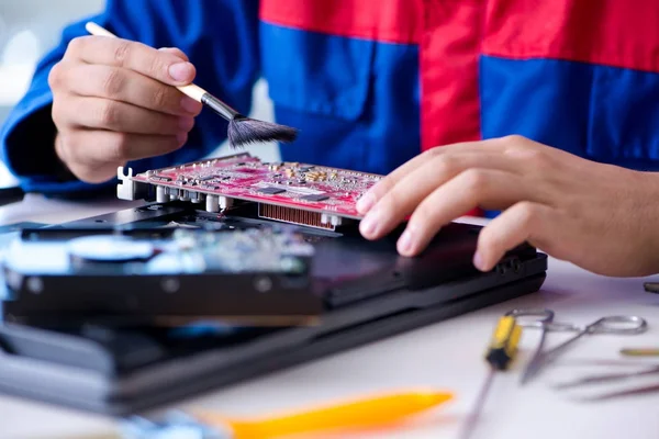 Reparatör som arbetar med teknisk support fastställande dator laptop tr — Stockfoto