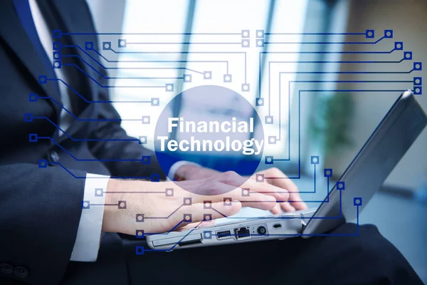Руки, работающие на ноутбуке в финансовой технологии — стоковое фото