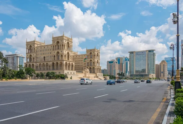 Bakú - 18 de julio de 2015: Casa de Gobierno en Azerbaiyán, Bakú. Gove. — Foto de Stock