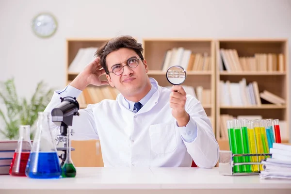 Médico científico loco loco haciendo experimentos en un laboratorio —  Fotos de Stock