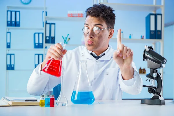 Legrační šílený chemik pracující v laboratoři — Stock fotografie