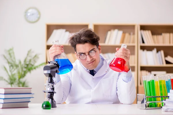 Pazzo scienziato pazzo medico facendo esperimenti in un laboratorio — Foto Stock