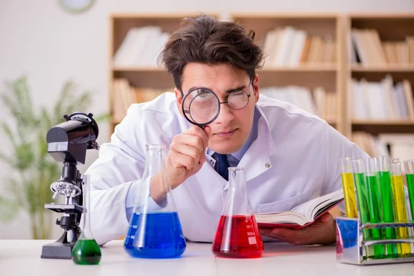 Çılgın bilim adamı bir laboratuarda deneyler yapıyor.