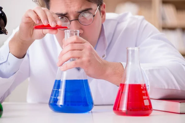 Τρελός τρελός επιστήμονας γιατρός κάνει πειράματα σε ένα εργαστήριο — Φωτογραφία Αρχείου