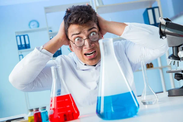 Laboratuvarda çalışan çılgın bir kimyager.
