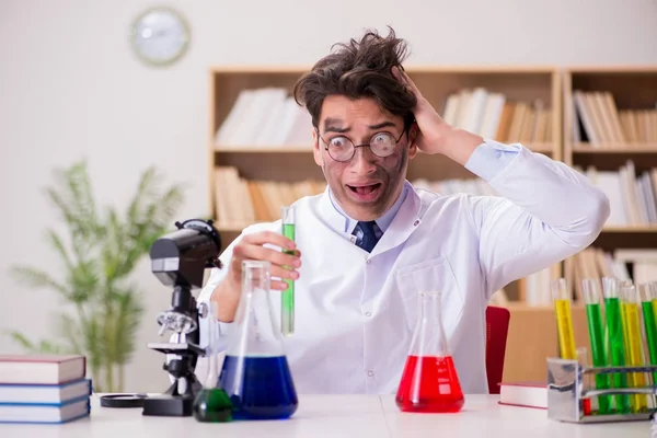 Çılgın bilim adamı bir laboratuarda deneyler yapıyor.