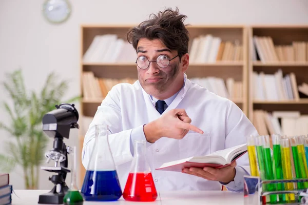 Çılgın bilim adamı bir laboratuarda deneyler yapıyor.