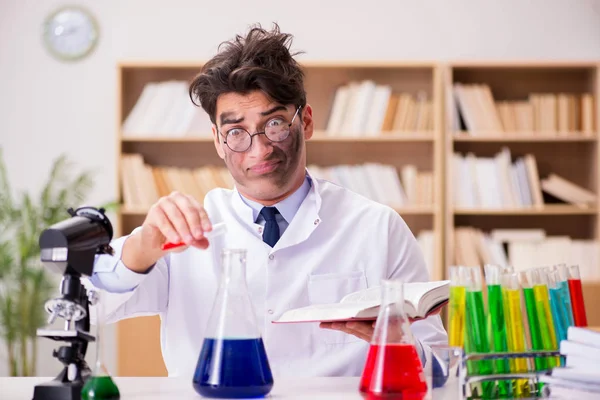 Médico científico loco loco haciendo experimentos en un laboratorio —  Fotos de Stock