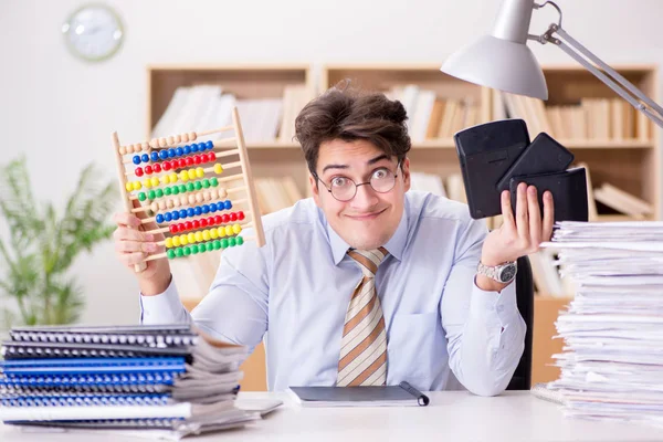 Ofiste çalışan komik muhasebeci.