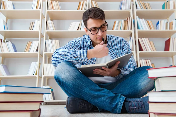 Genç öğrenci kitaplarla çalışıyor.