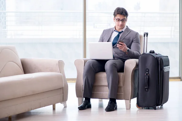 Jeune homme d'affaires dans le salon d'affaires de l'aéroport attendant le vol — Photo