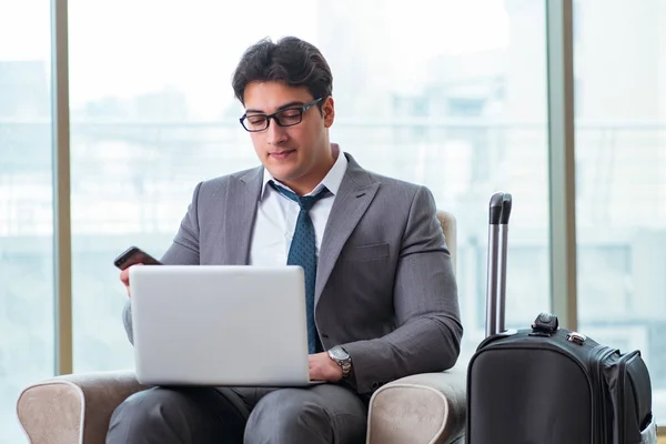 Jeune homme d'affaires dans le salon d'affaires de l'aéroport attendant le vol — Photo