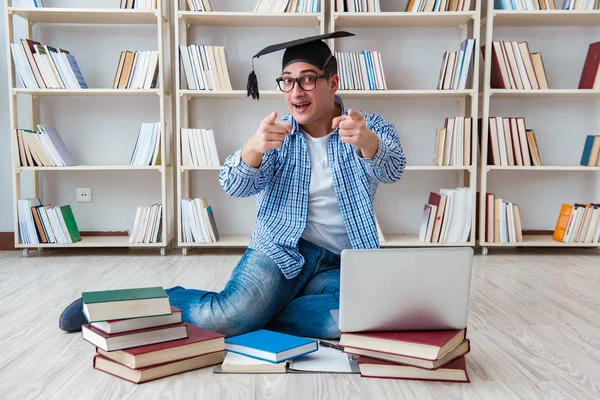 Genç öğrenci kitaplarla çalışıyor.