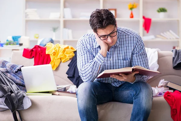 Jongeman aan het werk in rommelige kamer — Stockfoto