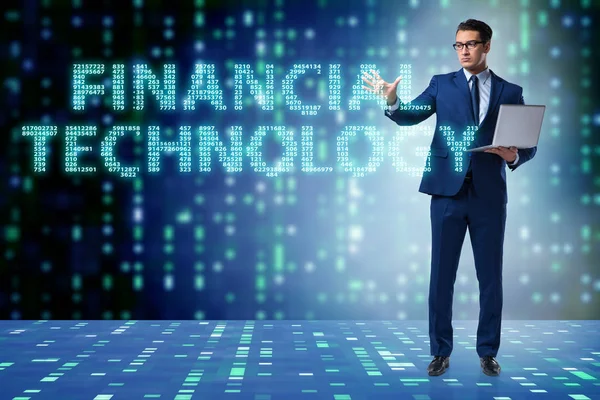 Fintech konseptinde düğmelere basan iş adamı