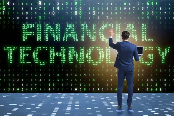 Biznesmen wciskający przyciski w koncepcji fintech — Zdjęcie stockowe