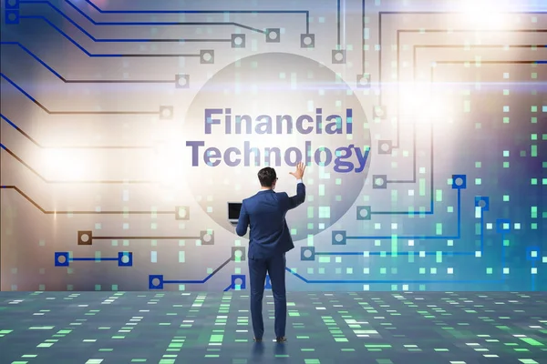Fintech konseptinde düğmelere basan iş adamı