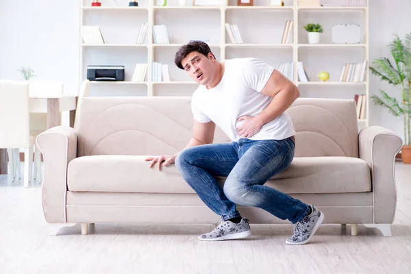 Midesi bulanan ve kusan bir adam.