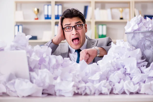 Empresario en concepto de reciclaje de papel en la oficina —  Fotos de Stock