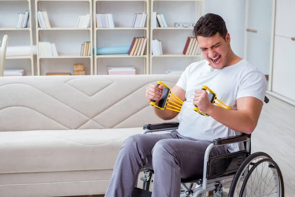 Hombre discapacitado recuperándose de una lesión en casa — Foto de Stock