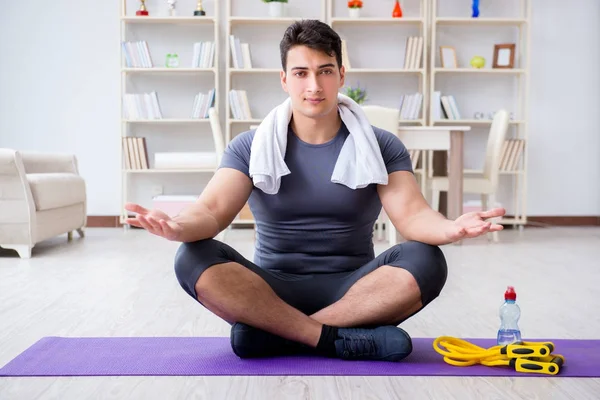 Genç adam spor ve sağlıklı yaşam tarzı dolandırıcılığı yapıyor.