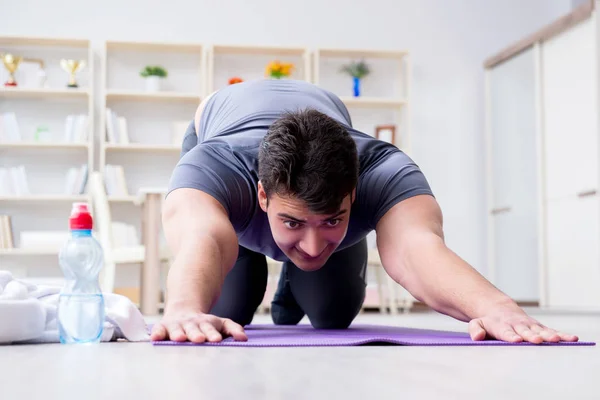 Fiatal férfi gyakorló otthon sport és az egészséges életmód con — Stock Fotó