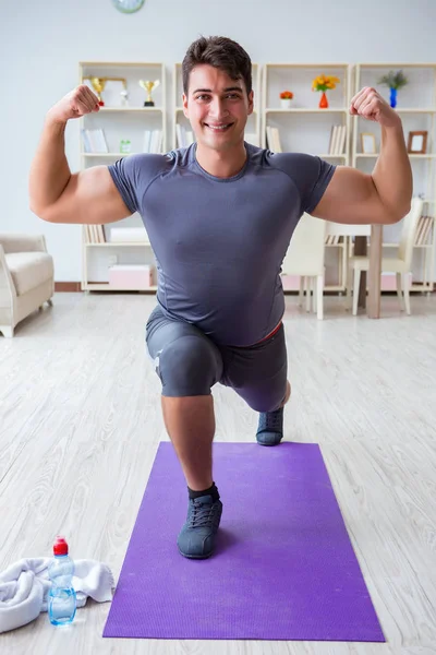 Junger Mann trainiert zu Hause mit Sport und gesundem Lebensstil — Stockfoto