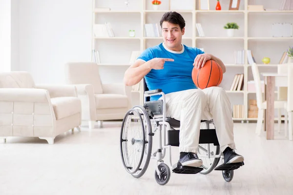 Joven jugador de baloncesto en silla de ruedas recuperándose de una lesión — Foto de Stock