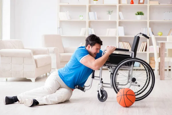 Mladý basketbalista na invalidním vozíku zotavuje ze zranění — Stock fotografie