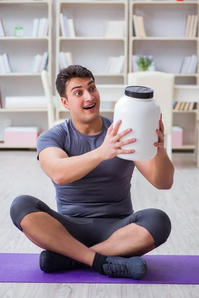 Sporda gıda takviyesi ve sağlıklı yaşam tarzı olan bir adam.