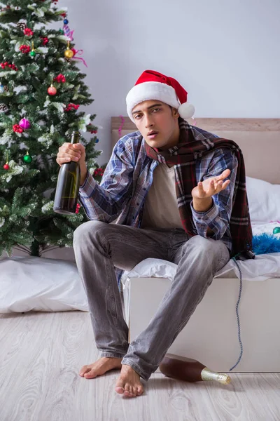 Adam noel partisinden sonra akşamdan kalma.