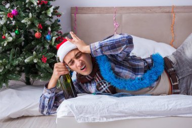 Adam noel partisinden sonra akşamdan kalma.