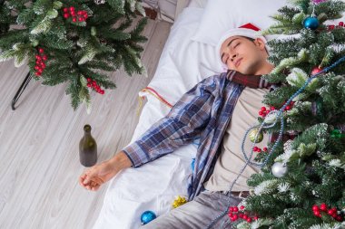 Adam noel partisinden sonra akşamdan kalma.