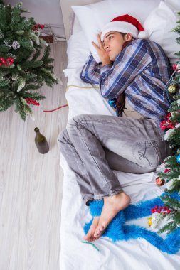 Adam noel partisinden sonra akşamdan kalma.