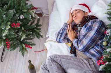 Adam noel partisinden sonra akşamdan kalma.