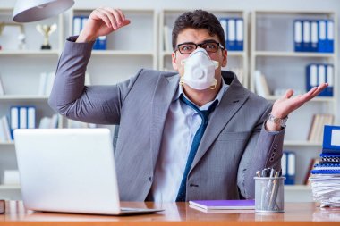 İşadamı işyerinde aşırı derecede terliyor ve kötü kokuyor.