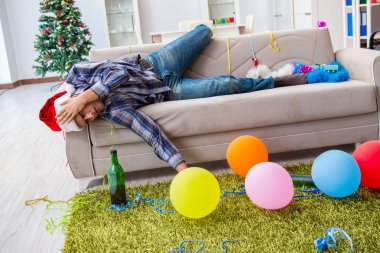 Adam noel partisinden sonra akşamdan kalma.