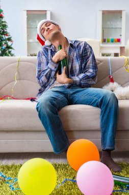 Adam noel partisinden sonra akşamdan kalma.