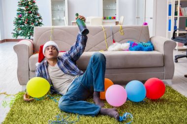 Adam noel partisinden sonra akşamdan kalma.