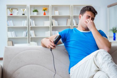 Adamın evde aşırı derecede terlemesi ve kötü kokması.